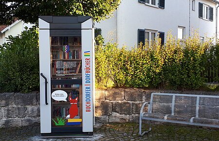 Öffentlicher Bücherschrank in der Hauptstraße in Buchdorf