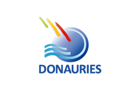 Logo vom Landkreis Donau-Ries: ein blauer Kreis, mit drei farbigen Linien und drei blauen Wellen darin. Darunter der Text "DONAURIES".
