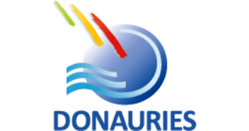 Logo DONAURIES Logo vom Landkreis Donau-Ries: ein blauer Kreis, mit drei farbigen Linien und drei blauen Wellen darin. Darunter der Text "DONAURIES".