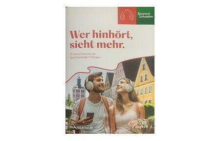 Broschüre Lauschtouren Allgäu/Bayerisch-Schwaben Titelblatt der Broschüre "Wer hinhört, sieht mehr" zu Lauschtouren vom Tourismusverband Allgäu/Bayerisch-Schwaben e.V.. Auf dem Foto zwei junge Personen mit hellen Kopfhörern und Rucksäcken vor bunten Häusern in einer Stadt in Bayern. Auf dem Foto der Text "23 Lauschtouren an faszinierenden Plätzen".