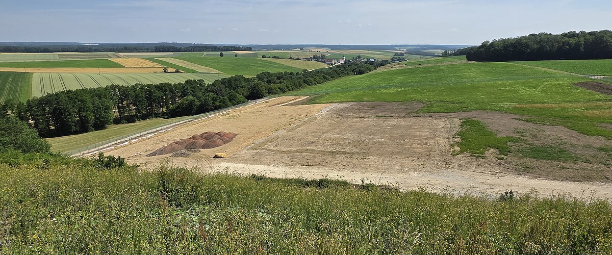 DK-0 Deponie Buchdorf mit Feldern im Hintergrund